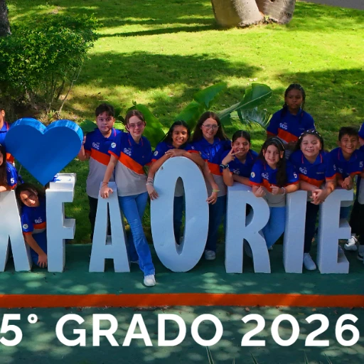 La entrega de camisas de los grados quinto como símbolo de identidad y transición escolar.